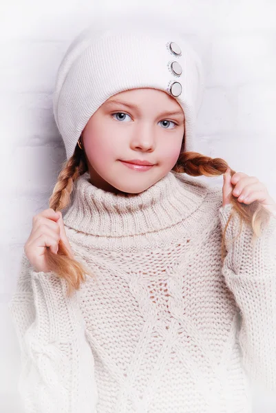 Menina sorridente adorável em chapéu quente — Fotografia de Stock