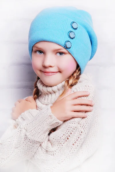 Menina sorridente adorável em chapéu quente — Fotografia de Stock