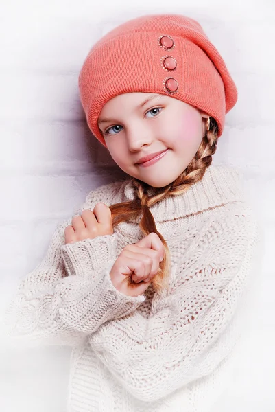 Entzückendes lächelndes Mädchen mit warmem Hut — Stockfoto