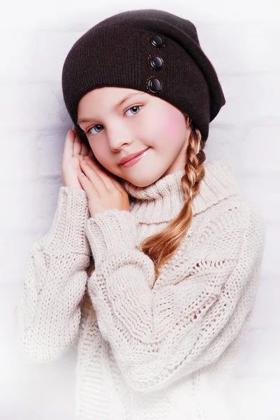 Aranyos mosolygós lány meleg kalapban — Stock Fotó