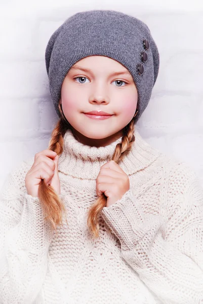 Adorable dziewczyna uśmiechający się w ciepłą czapkę — Zdjęcie stockowe