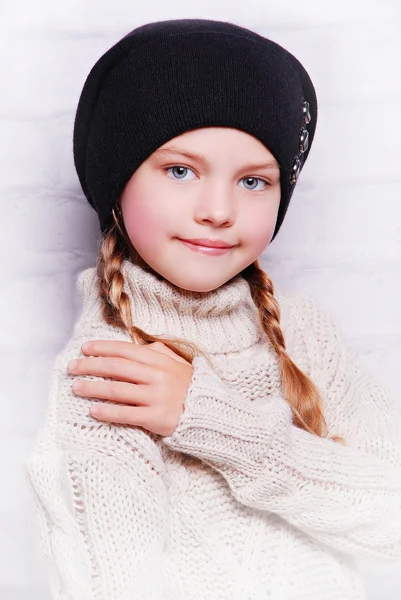 Menina sorridente adorável em chapéu quente — Fotografia de Stock