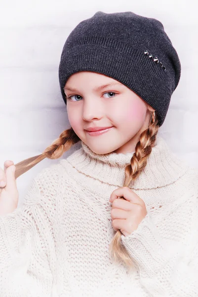 Menina sorridente adorável em chapéu quente — Fotografia de Stock