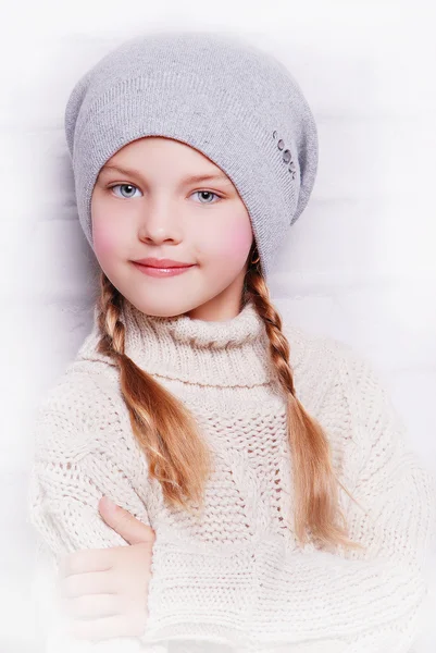 Enfant fille portant chapeau tricoté — Photo