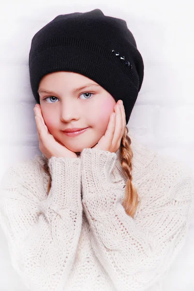 Bambino ragazza indossa cappello a maglia — Foto Stock