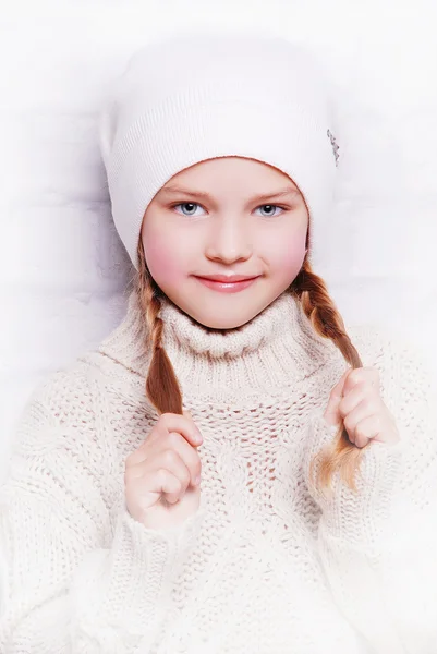 Bambino ragazza indossa cappello a maglia — Foto Stock