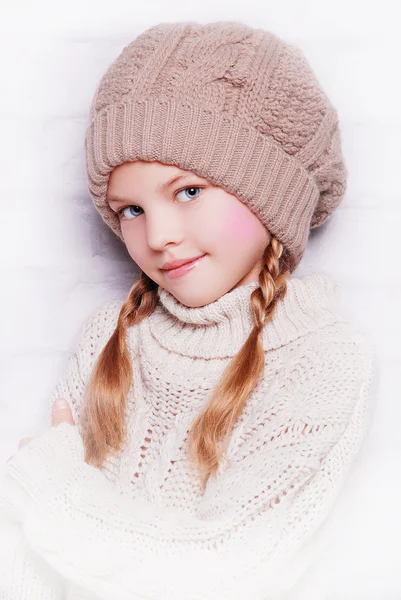 Bambino ragazza indossa cappello a maglia — Foto Stock