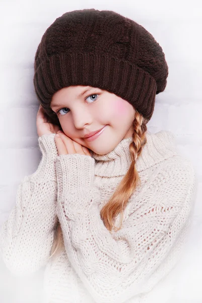 Bambino ragazza indossa cappello a maglia — Foto Stock