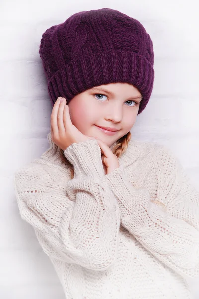 Bambino ragazza indossa cappello a maglia — Foto Stock