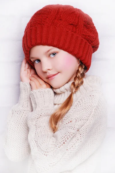 Enfant fille portant chapeau tricoté — Photo