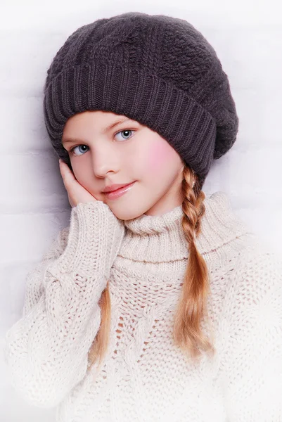 Enfant fille portant chapeau tricoté — Photo