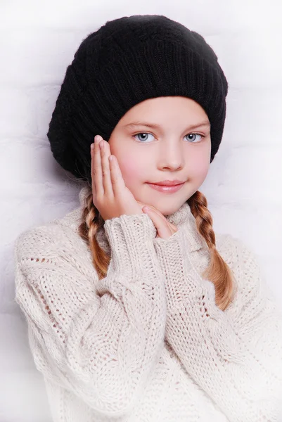 Bambino ragazza indossa cappello a maglia — Foto Stock