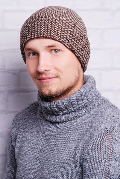 Beau homme en chapeau d'hiver — Photo