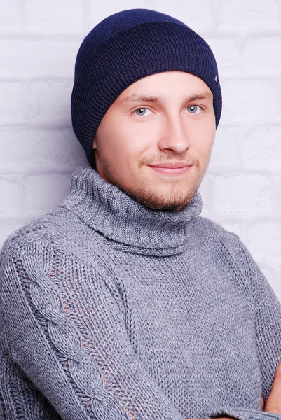 Pohledný muž v zimní čepice — Stock fotografie