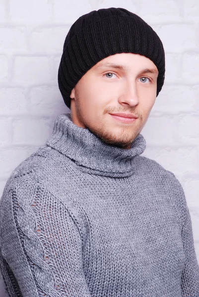 Pohledný muž v zimní čepice — Stock fotografie