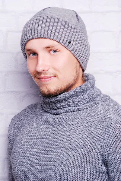 yakışıklı adam kış şapka