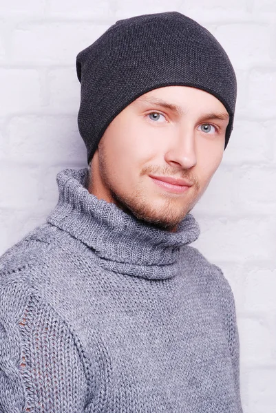 Красивый мужчина в зимней шляпе — стоковое фото