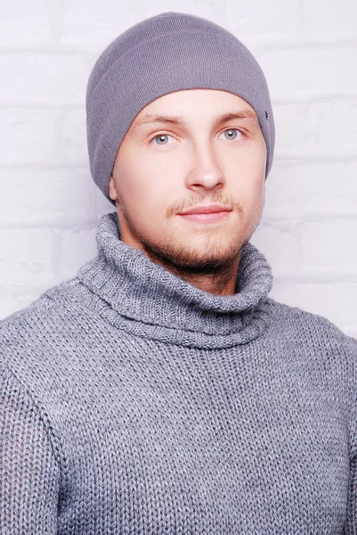 Yakışıklı adam kış şapka — Stok fotoğraf