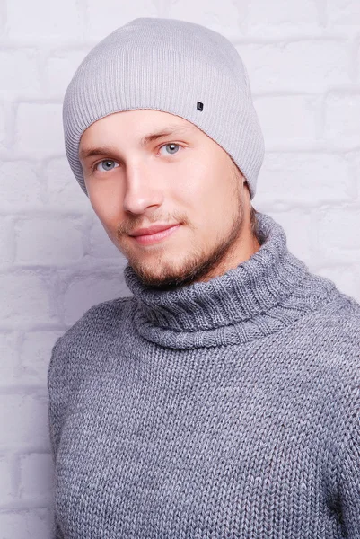 Beau homme en chapeau d'hiver — Photo