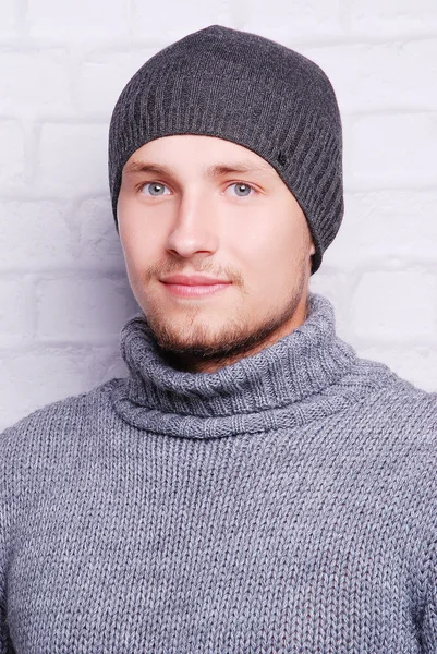 Schöner Mann mit Wintermütze — Stockfoto