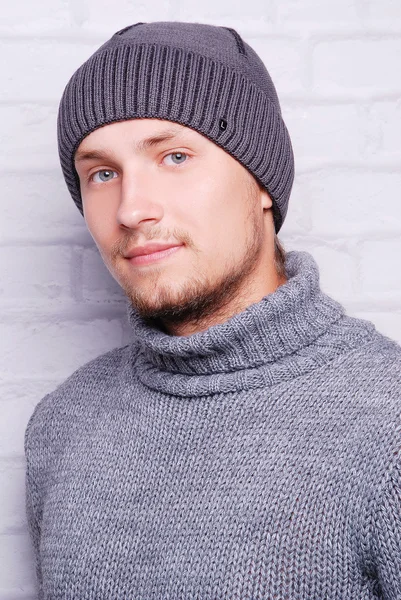 Beau homme en chapeau d'hiver — Photo