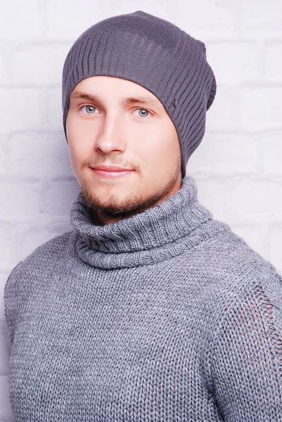 yakışıklı adam kış şapka