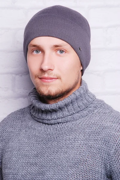 Beau homme en chapeau d'hiver — Photo