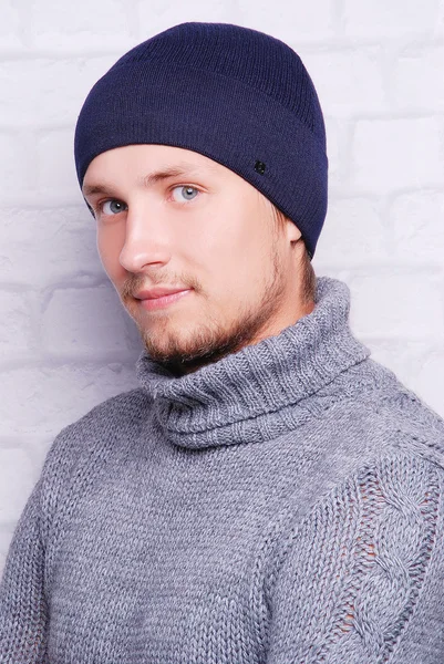 Przystojny mężczyzna w kapeluszu zima — Zdjęcie stockowe