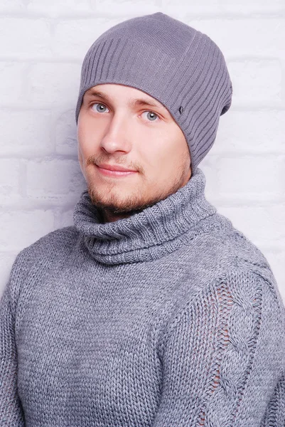 Schöner Mann mit Wintermütze — Stockfoto