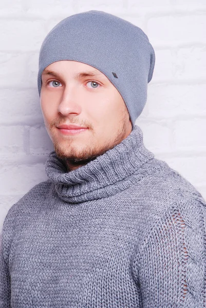 Beau homme en chapeau d'hiver — Photo