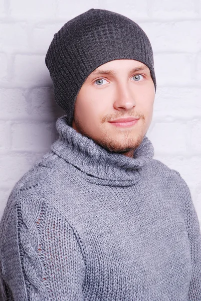 Красивый мужчина в зимней шляпе — стоковое фото