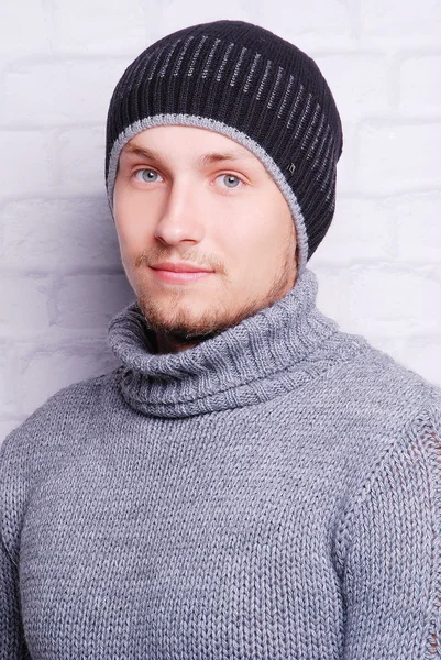 Schöner Mann mit Wintermütze — Stockfoto