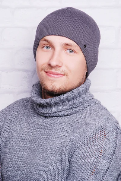 Schöner Mann mit Wintermütze — Stockfoto