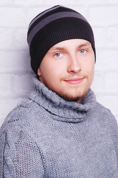 Schöner Mann mit Wintermütze — Stockfoto