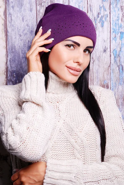 Mujer morena en sombrero de invierno — Foto de Stock