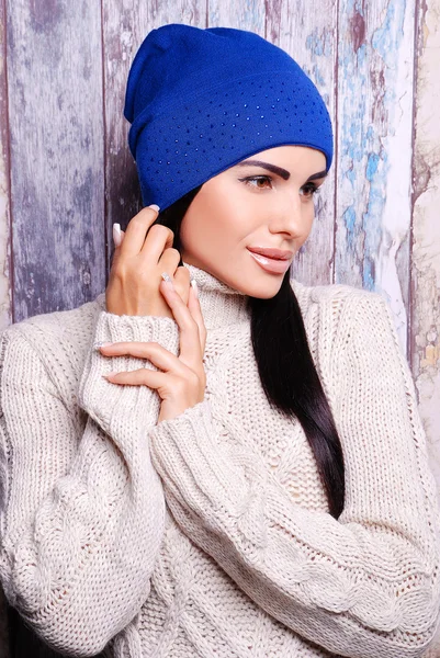 Bruna donna in inverno cappello — Foto Stock