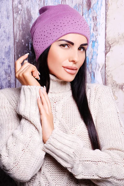 Bruneta žena v zimní čepice — Stock fotografie