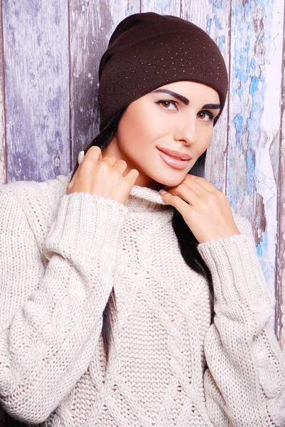 Bruna donna in inverno cappello — Foto Stock