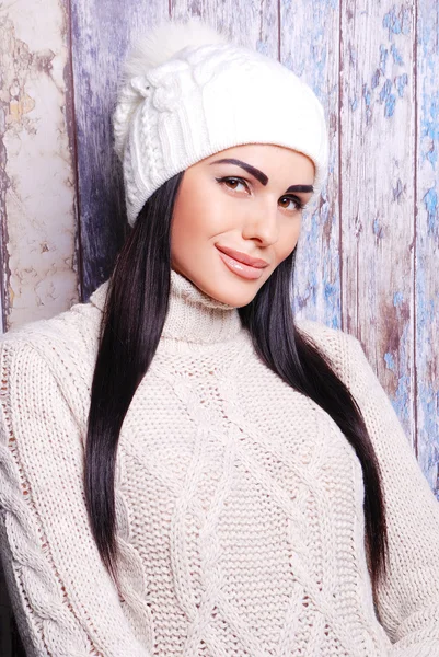 Mujer morena en sombrero de invierno — Foto de Stock