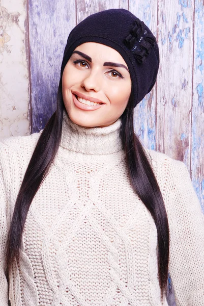 Brunette woman in winter hat — Stock Photo, Image