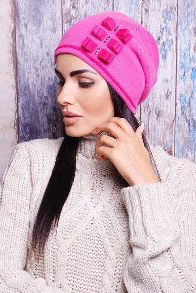 Bruna donna in inverno cappello — Foto Stock