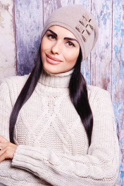 Bruna donna in inverno cappello — Foto Stock