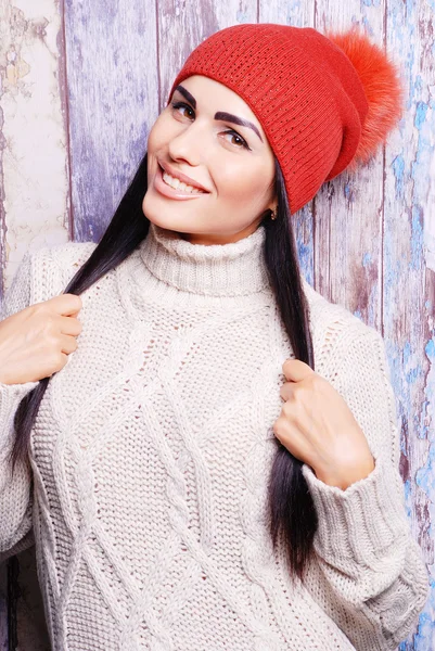 Brünette Frau mit Wintermütze — Stockfoto