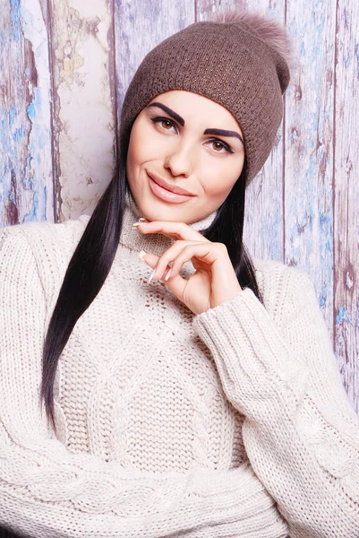 Brunette woman in winter hat — Stock Photo, Image