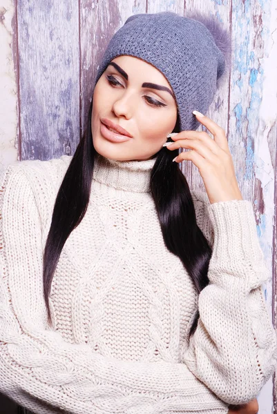 Brunette woman in winter hat — Stock Photo, Image