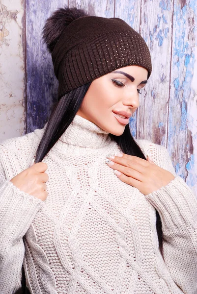 Brunette vrouw in winter hoed — Stockfoto