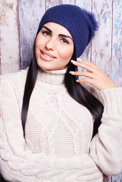 Mujer morena en sombrero de invierno — Foto de Stock