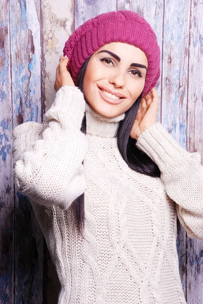 Bruna donna in inverno cappello — Foto Stock