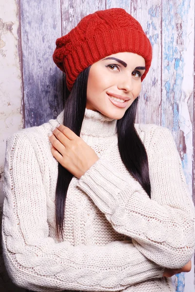 Mujer morena en sombrero de invierno — Foto de Stock