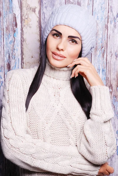 Brunette woman in winter hat — Stock Photo, Image